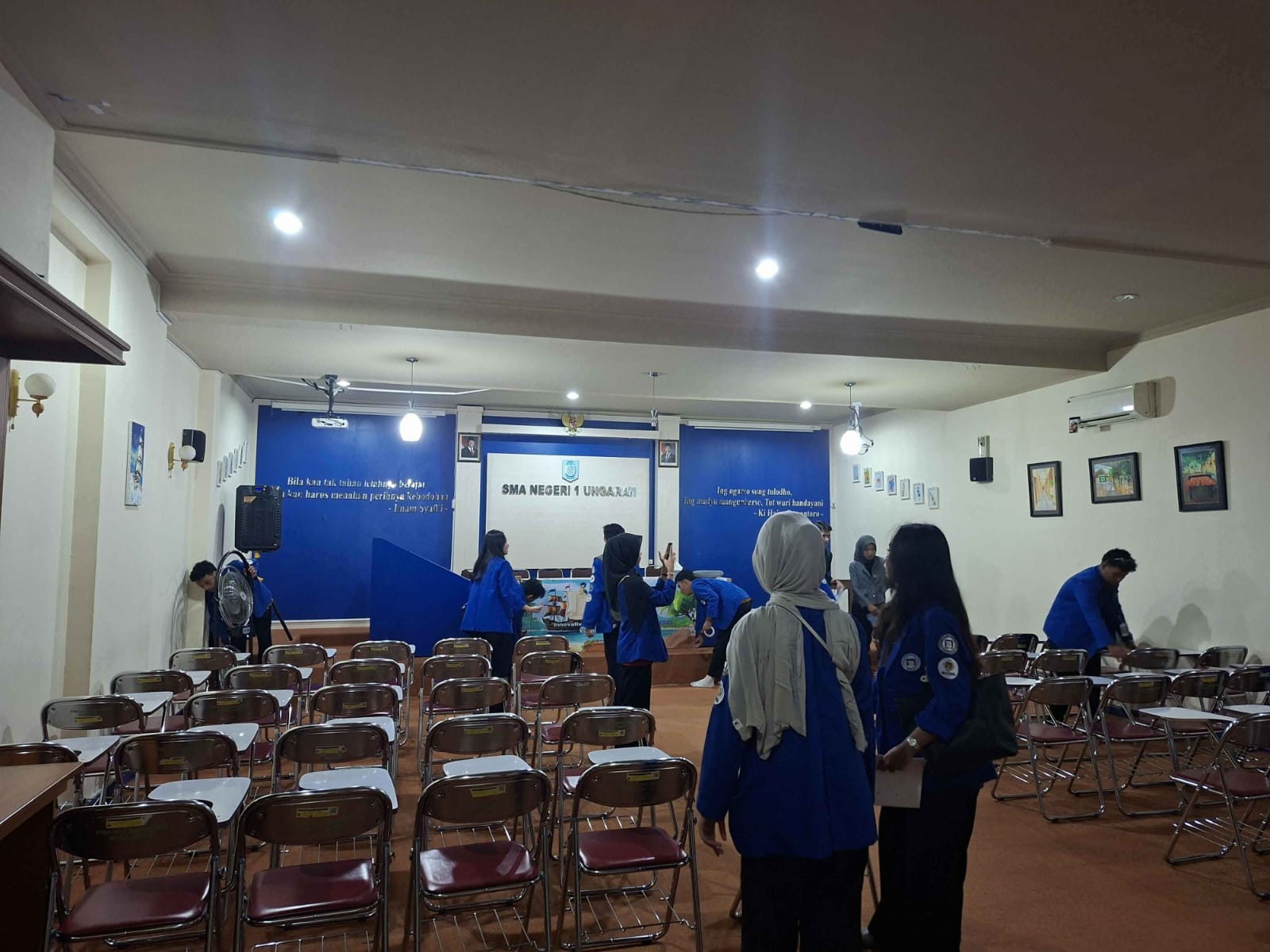 4. Persiapan Acara di Aula Multimedia SMA N 1 Unggaran